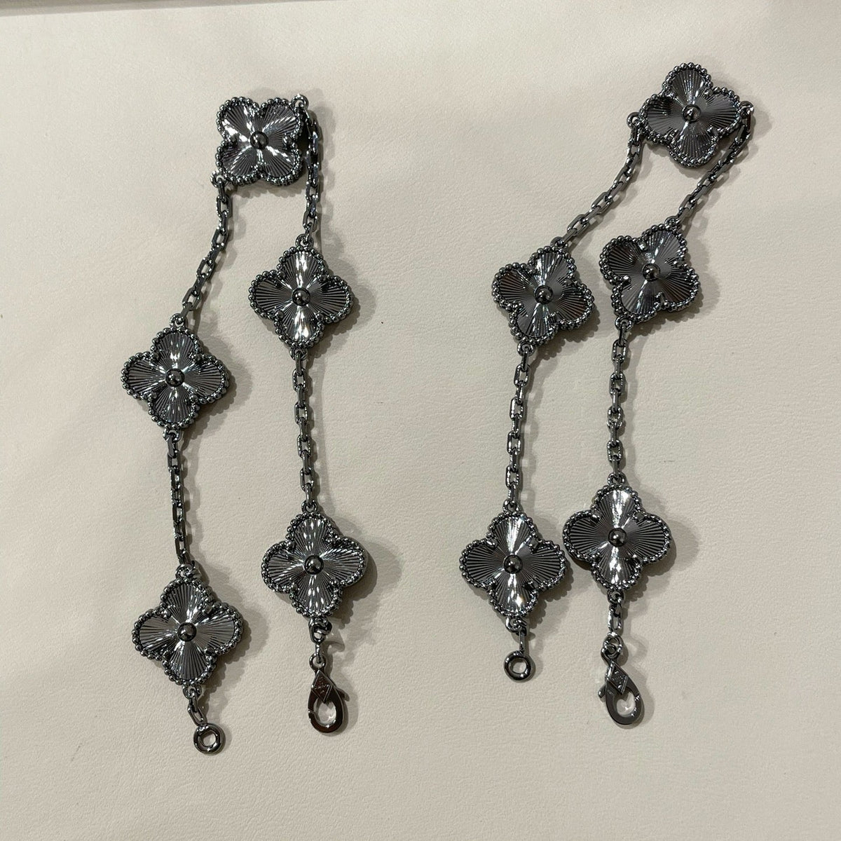 [Mystic ]New CLOVER 5 MOTIF BLACK BRACELET