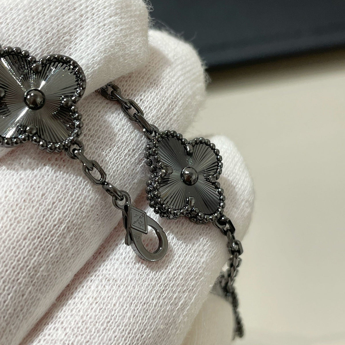 [Mystic ]New CLOVER 5 MOTIF BLACK BRACELET