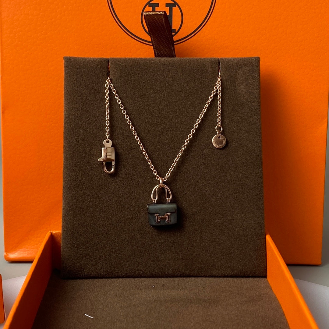 Mystic CONSTANCE BLACK PEDANT PINK GOLD NECKLACE