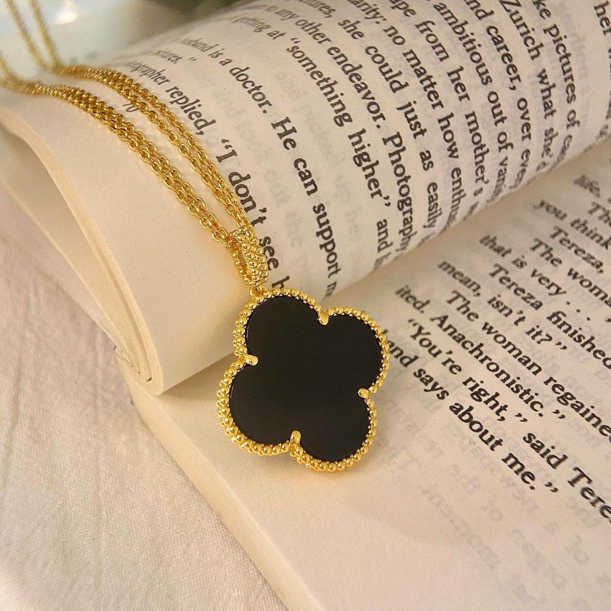 Mystic CLOVER 25MM NECKLACE GOLD ONYX
