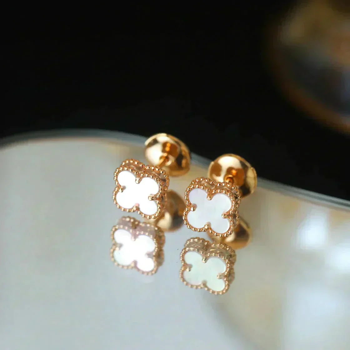 Mystic CLOVER MINI 9.5MM WHITE MOP EARRINGS
