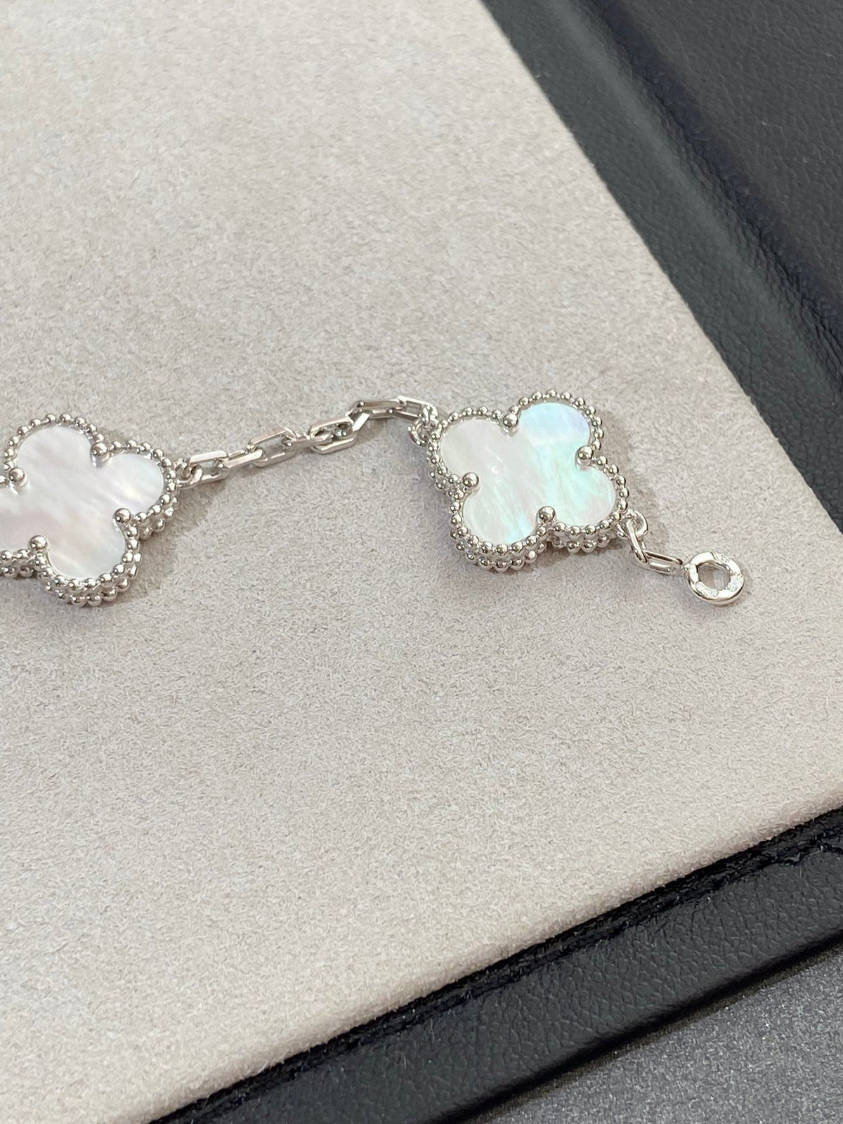 [Mystic ]New CLOVER WHITE PEARL MOP 5 MOTIF BRACELET COLLECTION