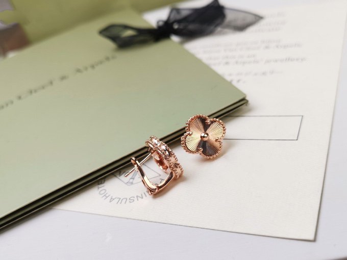Mystic CLOVER MEDIUM STUD EARRINGS