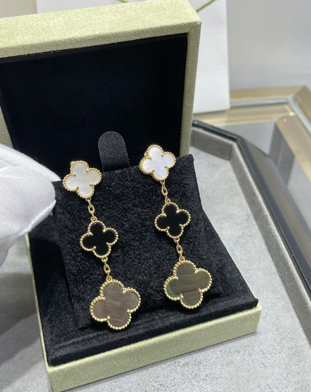 Mystic CLOVER 3 MOTIF MOP ONYX DARK MOP PINK GOLD EARRINGS