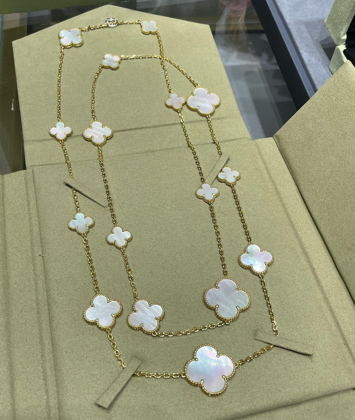Mystic CLOVER 16 MOTIF WHITE MOP GOLD NECKLACE
