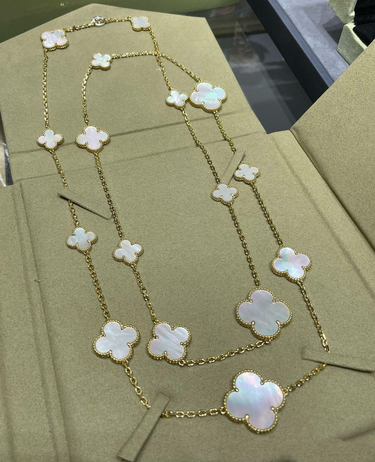 Mystic CLOVER 16 MOTIF WHITE MOP GOLD NECKLACE