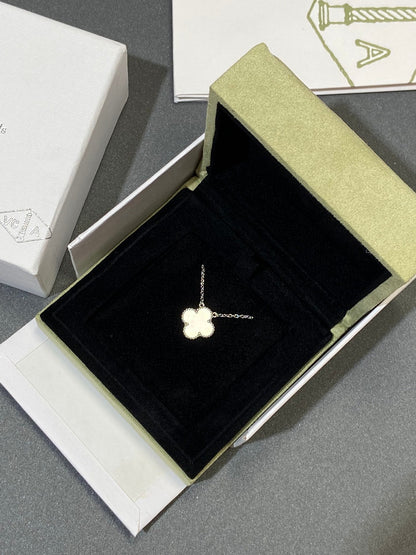 Mystic CLOVER MEDIUM SILVER WHITE MOP NECKLACE