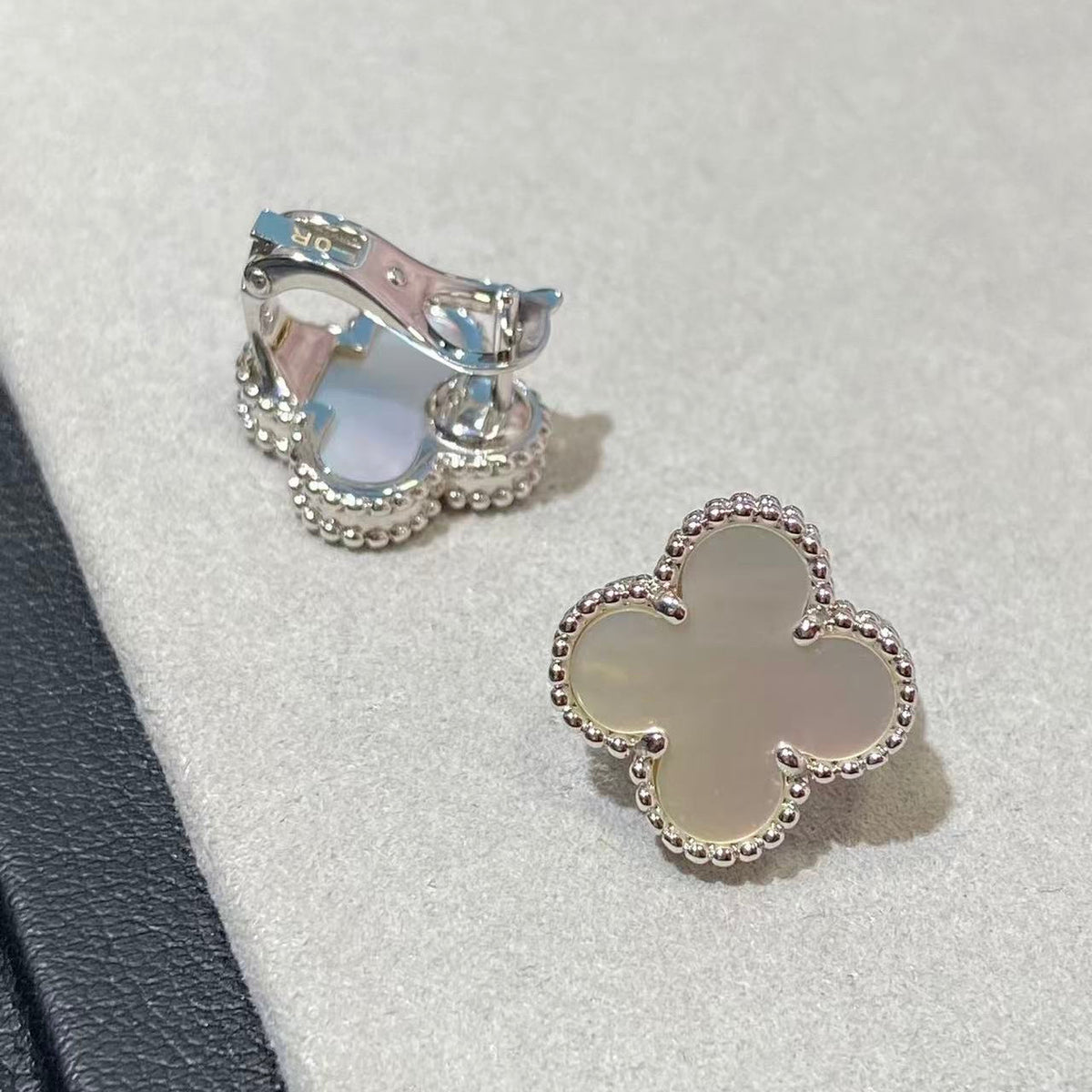 [Mystic ] CLOVER LARGE (20mm) 1 MOTIFS WHITE MOP STUD EARRINGS