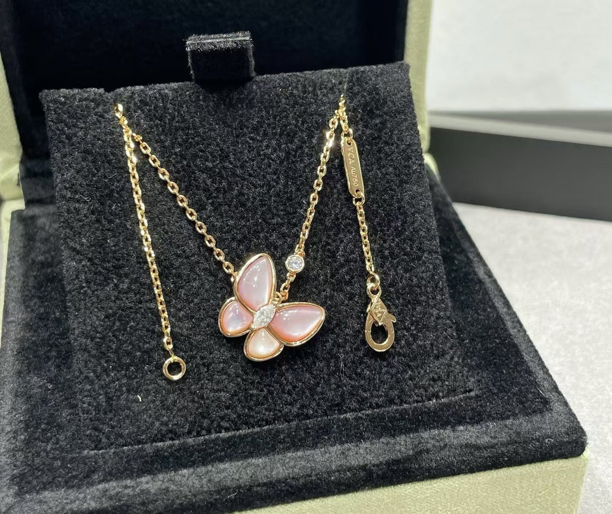 [Mystic ] BUTTERFLY PINK MOTHER-OF-PEARL DIAMOND NECKLACE