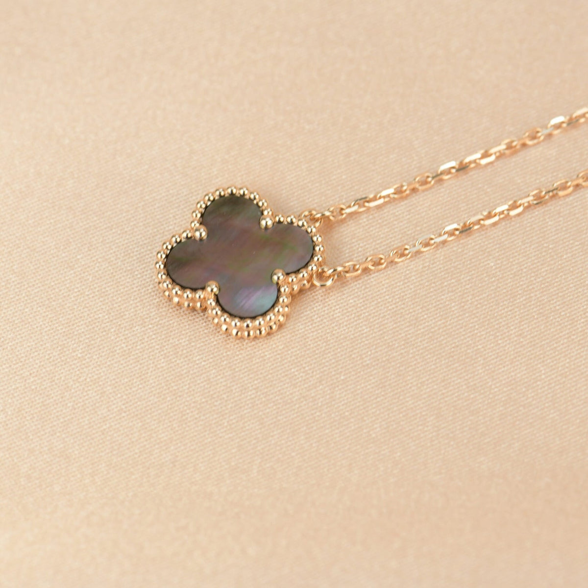 Mystic CLOVER 15MM  GRAY MOTHER OF PEARL NECKLACE