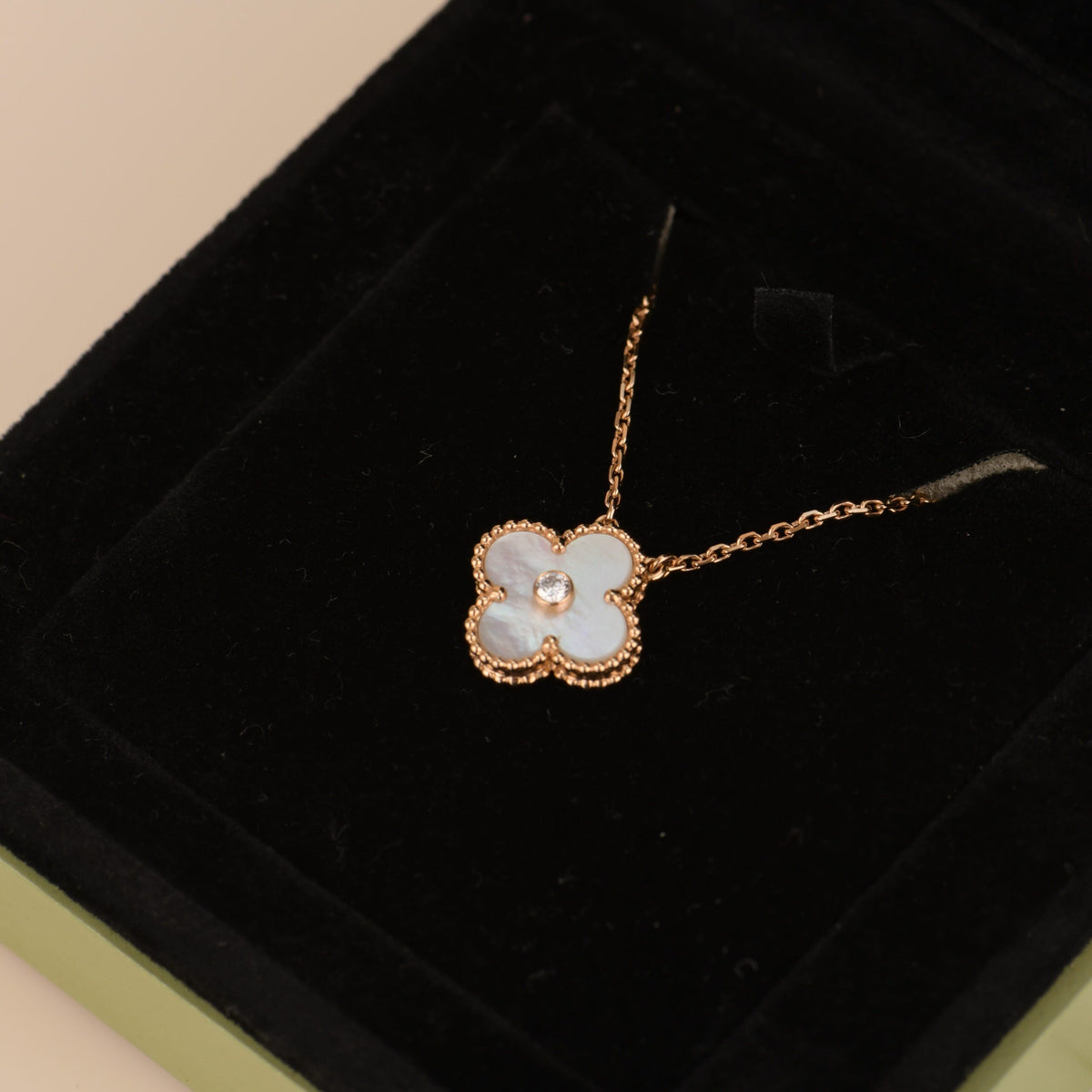 Mystic CLOVER 15MM DIAMOND WHITE FRITILLARIA NECKLACE