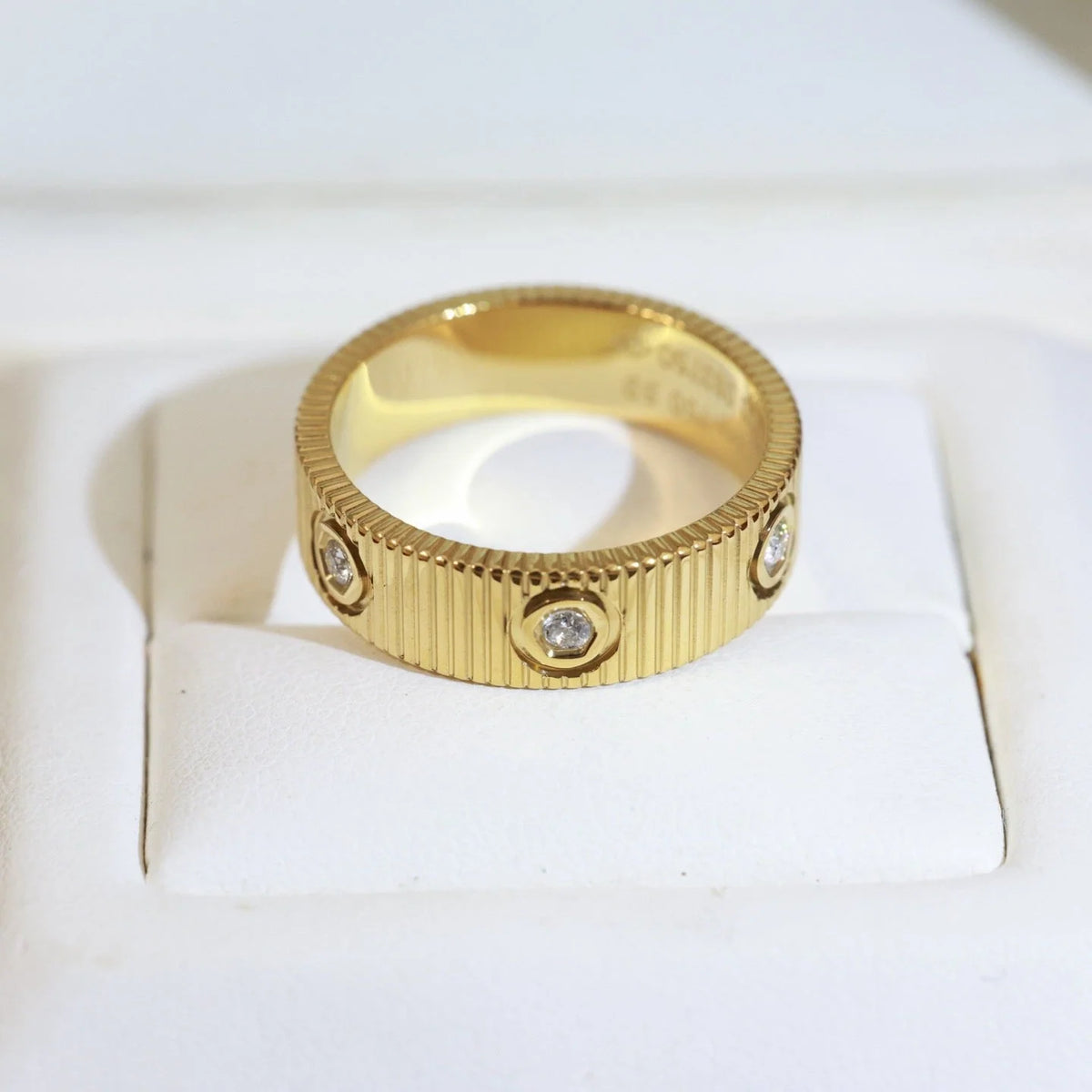 Mystic NEW MODEL LOVE 6.5 MM RING ，6 DIAMONDS