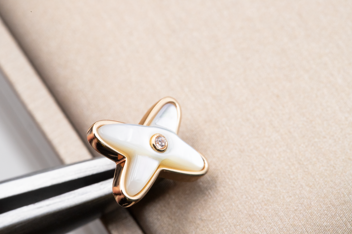 Mystic JEUX DE WHITE MOP PINK GOLD DIAMOND EARRINGS
