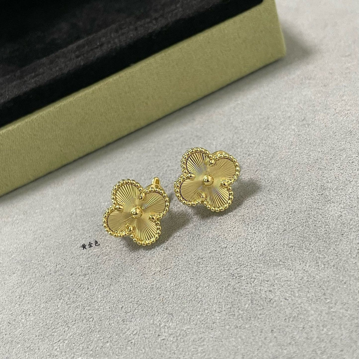 Mystic CLOVER MEDIUM STUD EARRINGS