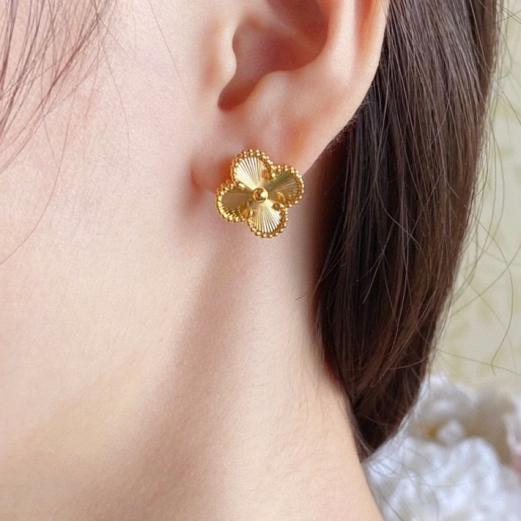Mystic CLOVER MEDIUM STUD EARRINGS