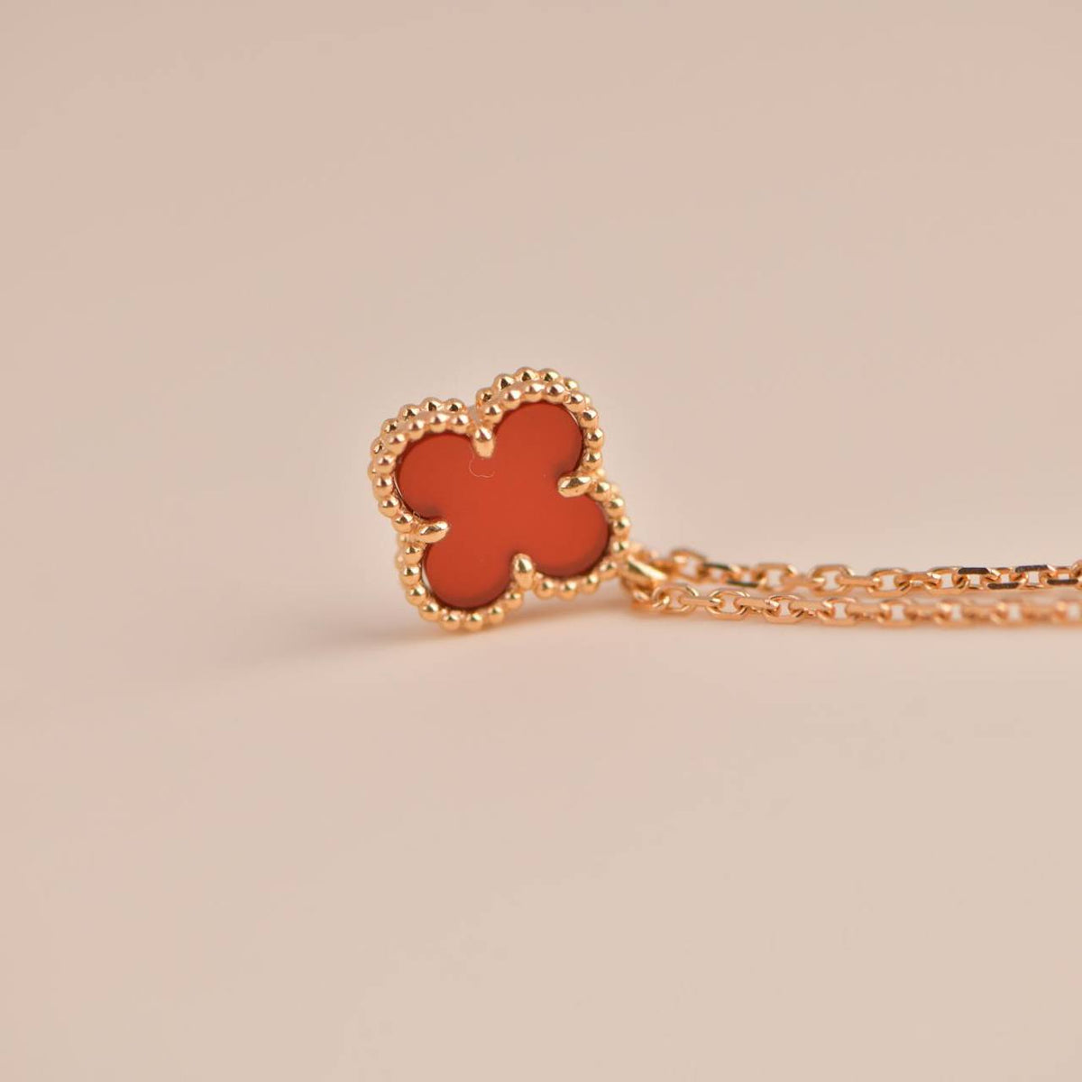 Mystic CLOVER MINI 9.5MM WHITE CARNELIANS NECKLACE