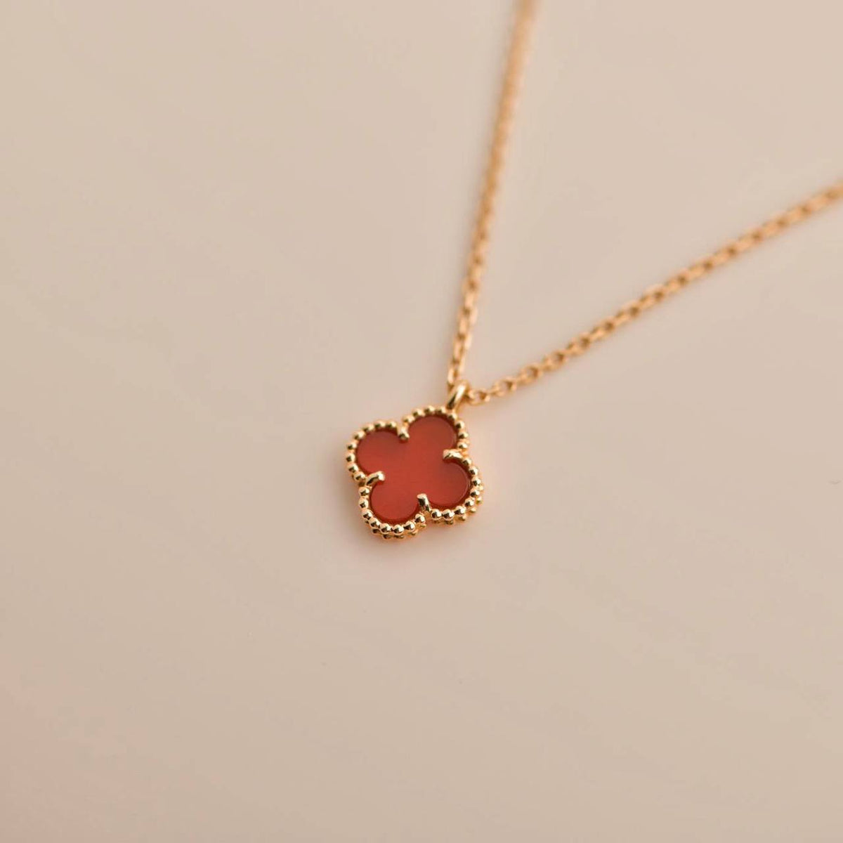 Mystic CLOVER MINI 9.5MM WHITE CARNELIANS NECKLACE