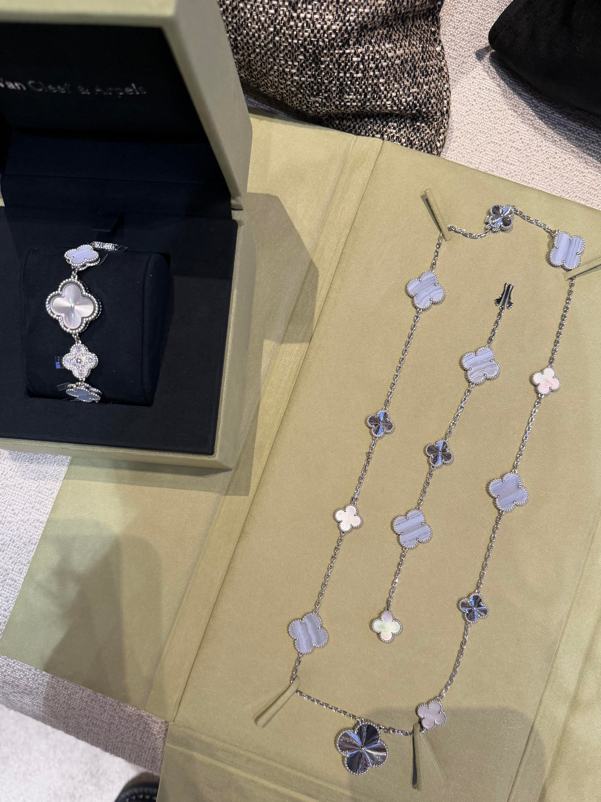 [Mystic ] 25 NEW CLOVER 15 MOTIFS PURPLE CHALCEDONY