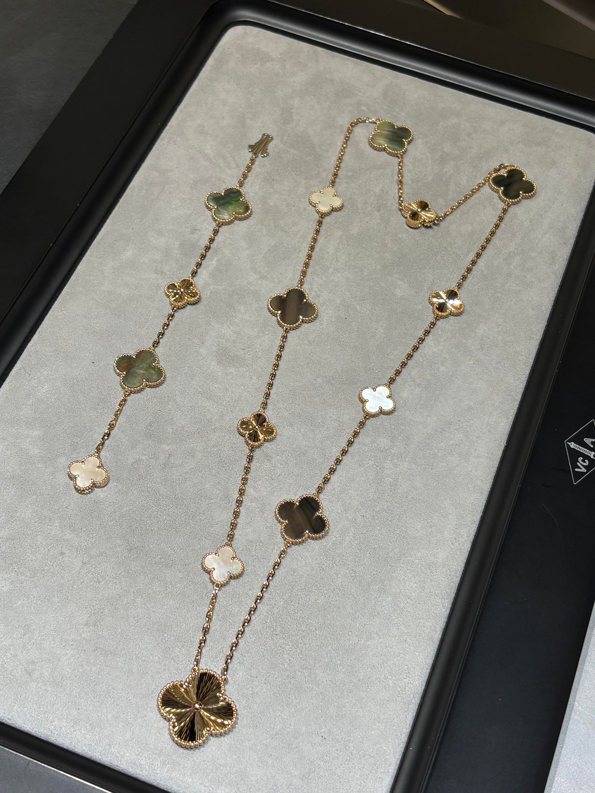 [Mystic ] 25 NEW CLOVER 15 MOTIFS GRAY MOTHER-OF-PEARL