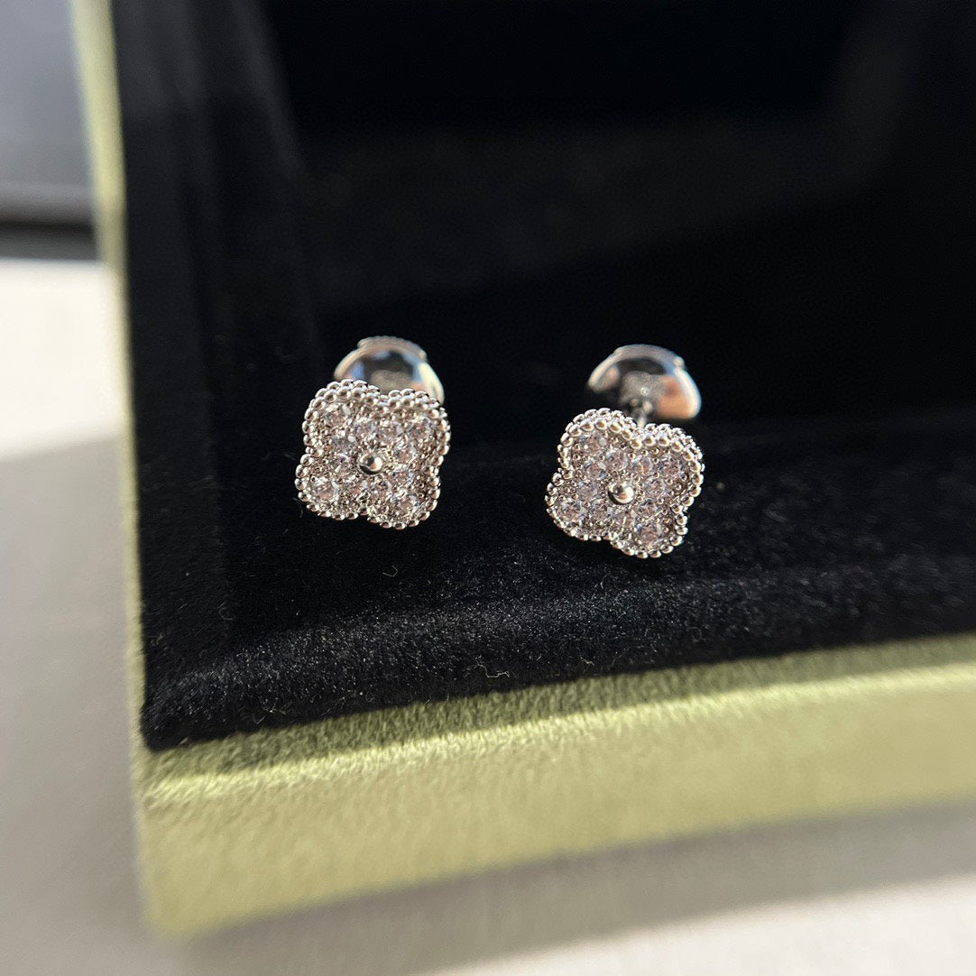 Mystic CLOVER MINI DIAMOND STUD EARRINGS
