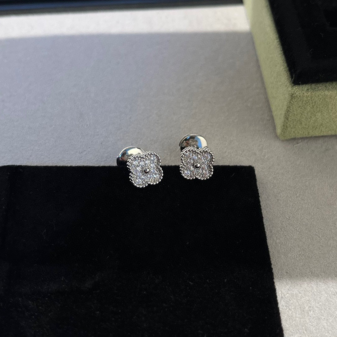 Mystic CLOVER MINI DIAMOND STUD EARRINGS
