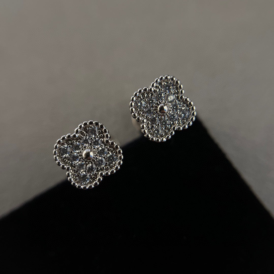 Mystic CLOVER MINI DIAMOND STUD EARRINGS